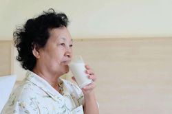Bổ sung vitamin D đúng cách ở người cao tuổi