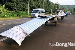 Chở tôn mất an toàn giao thông