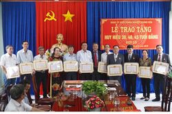 Trao Huy hiệu Đảng cho 12 đảng viên