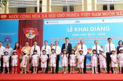 Trao tặng mũ bảo hiểm cho học sinh lớp một toàn quốc ngày khai giảng