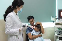 Bé trai 5 tuổi thủng màng nhĩ, hoại tử ống tai vì cục pin điện tử
