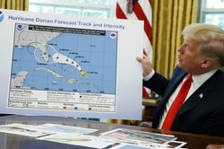 Dùng bản đồ dự báo bão sai lệch, Tổng thống Trump vi phạm luật liên bang