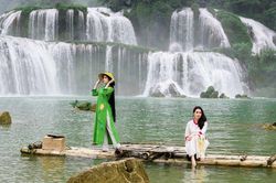 Á hậu Lệ Hằng, Hoàng My, Trương Thị May diện áo dài, khoe nhan sắc bên thác Bản Giốc