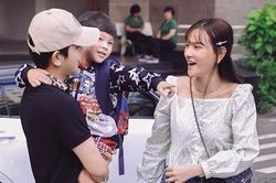 Sau ồn ào, chồng trẻ vui vẻ cùng Thu Thủy đưa con trai dự lễ khai giảng