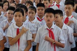 Lễ khai giảng ở ngôi trường hát Quốc ca bằng tay