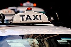 Khách đi taxi dí súng vào đầu tài xế để cướp xe