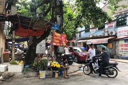 Hà Nội: Khám sức khỏe cho người dân tại khu vực gần Công ty Rạng Đông