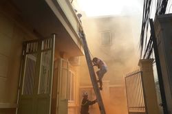 Tìm kiếm cứu nạn người mắc kẹt trong đám cháy ở ngõ sâu, chật hẹp