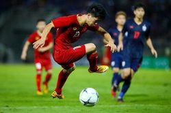 Quang Hải ôm đầu nhìn Công Phượng đá hụt bóng trước gôn Thái Lan