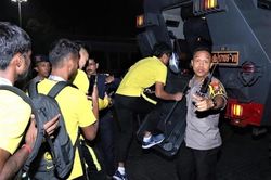 Cầu thủ Malaysia thoát thân bằng xe bọc thép sau khi hạ Indonesia