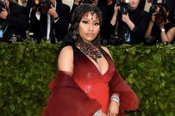 Cận cảnh quá trình sáng tạo mẫu váy hở ngực của Nicki Minaj