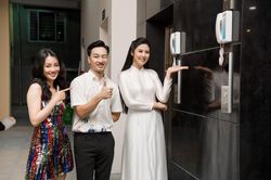 Hoa hậu Ngọc Hân hội ngộ MC Thành Trung, Quỳnh Chi khi về thăm trường cũ