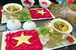 'Siêu mì Quảng'- 'phiên bản' cổ vũ bóng đá độc đáo của xứ Quảng