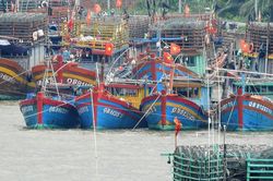 Cứu 4 thuyền viên trôi dạt trên biển