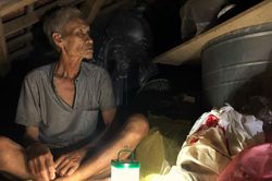 Cơ cực cuộc sống ở vùng lũ: Ba đêm thức trắng trên gác nhà chờ nước rút