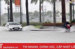 Hãy nghĩ đến người đi đường xung quanh khi lái xe trong mưa lớn