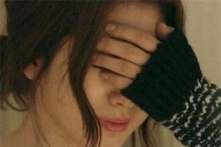 Từ nước ngoài trở về dự đám cưới mẹ, con gái giật mình khi thấy mặt bố dượng