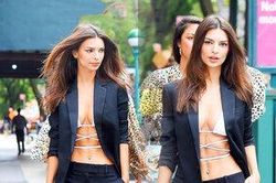 Thiên thần nội y Emily Ratajkowski mặc suit cách tân và bikini khoe trọn cơ bụng đẹp nghẹt thở