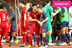 Công Phượng có hành động thân thiện với 'Messi Thái'