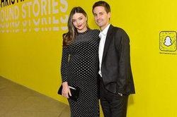 Bầu vượt mặt mà Miranda Kerr vẫn diện váy ôm sát rạt, mang giày cao gót tuyệt đẹp