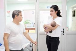 Á hậu Huyền My xinh đẹp, bình thản đi từ thiện sau scandal trên trời rơi xuống