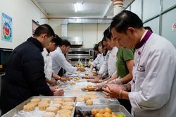 Chi hội Đầu Bếp chuyên nghiệp Lâm Đồng làm bánh Trung thu tặng trẻ em