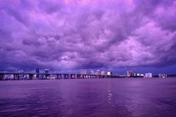 Lạ kỳ bầu trời Florida chuyển màu tím khi 'siêu bão quái vật' Dorian quét qua