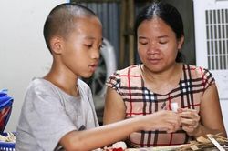 Người mẹ đơn thân cụt chân, nuôi con trai khờ ở túp lều ven đường