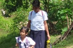 Mẹ và con gái cùng học lớp 1