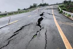 Nguyên nhân khiến đường 250 tỷ mới làm đã nứt toác, sụt lún