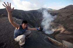 Vẻ siêu thực trong miệng núi lửa đang hoạt động ở Indonesia