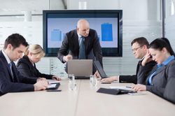 Dấu hiệu nhận biết và cách đối phó với những vị sếp tồi tệ