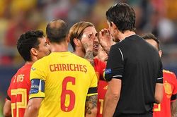 Vì sao trọng tài phải xin lỗi sau khi phạt Sergio Ramos thẻ vàng?