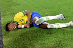 Neymar kiến tạo, ghi bàn và... cắm đầu vào biển quảng cáo khi tái xuất ở đội tuyển Brazil