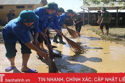 Thanh niên Hà Tĩnh 'xắn tay' dọn vệ sinh, gặt lúa giúp dân vũng lũ