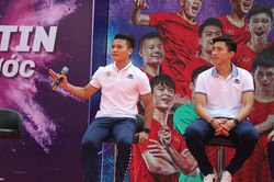 Đoàn Văn Hậu và dàn sao Hà Nội FC so tài cùng các học sinh