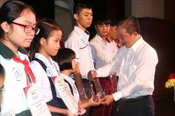 Trao 121 học bổng cho con em gia đình công nhân có hoàn cảnh khó khăn