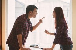 Em trai tôi vừa đến chơi, chồng đã lôi tuột con vào phòng để dặn dò, tối ấy nghe con kể lại mà tôi muốn tăng xông
