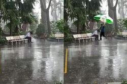 Cười ngất với pha thất tình 'cực mạnh' của nam thanh niên ngồi buồn giữa trời mưa: 'Vì hôm mưa anh đưa chiếc ô, đã làm trái tim em có cầu vồng?'