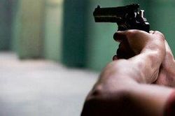 Tưởng con gái là kẻ lạ mặt đột nhập vào nhà, người mẹ rút súng bắn