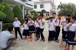 Không đồng tình sáp nhập trường, phụ huynh Quảng Nam dắt con gặp lãnh đạo Sở GD-ĐT