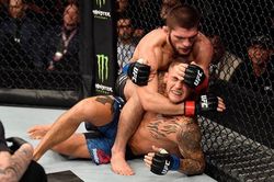 Khabib thắng Poirier bằng đòn siết cổ sau