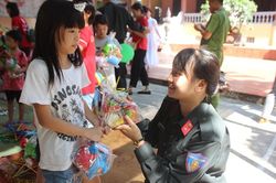 Công an Hà Nội mang Trung thu đến với trẻ em kém may mắn