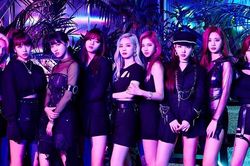 Fan 'xịt máu mũi' trước vũ đạo quá nóng bỏng của Twice