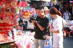 Người dân buồn rầu vì chụp ảnh phố Hàng Mã phải mất tiền
