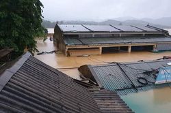 'Rốn lũ' Hà Tĩnh: Suốt 3 ngày ngồi trên mái nhà, ăn mì gói chờ nước rút