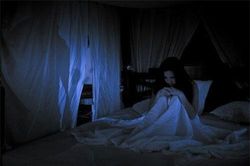 Nửa đêm thấy vợ mất tích, tôi hớt hải đi tìm rồi chết đứng khi thấy em trong bộ dạng nhếch nhác, dơ bẩn bùn đất ở nơi không thể ngờ tới
