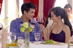 Đòn đau 'chí mạng': Dẫn bồ nhí đi ăn nhà hàng sang chảnh, nhưng vừa nhìn vào khay đồ ăn lễ tân bưng ra, chồng đã tái mặt sợ hãi