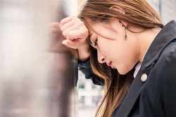 Tỉnh dậy sau khi ngã lên giường sếp, tôi vơ quần áo định bỏ chạy thì sếp ôm chặt và nói một câu làm mặt tôi đỏ bừng