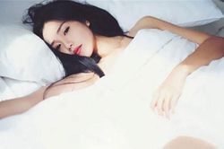Đêm tân hôn vợ bị chồng ghẻ lạnh vì hành động 'hư hỏng', nhưng biết sự thật chồng lại nghiện vợ không rời